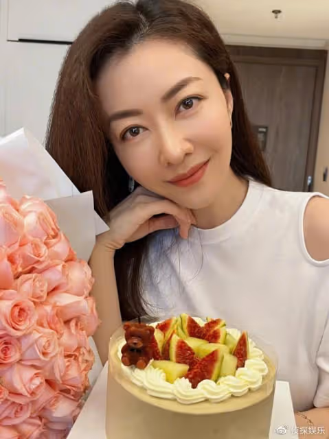 42歲熊黛林秀身材,自稱2米8大長腿又美又颯,被指滄桑後自信回應