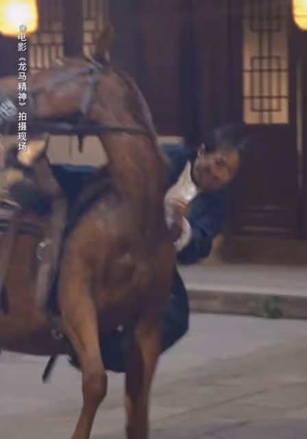 68歲成龍拍戲出意外!摔下馬頭撞水泥地,頭髮花白眼閃淚光仍強撐