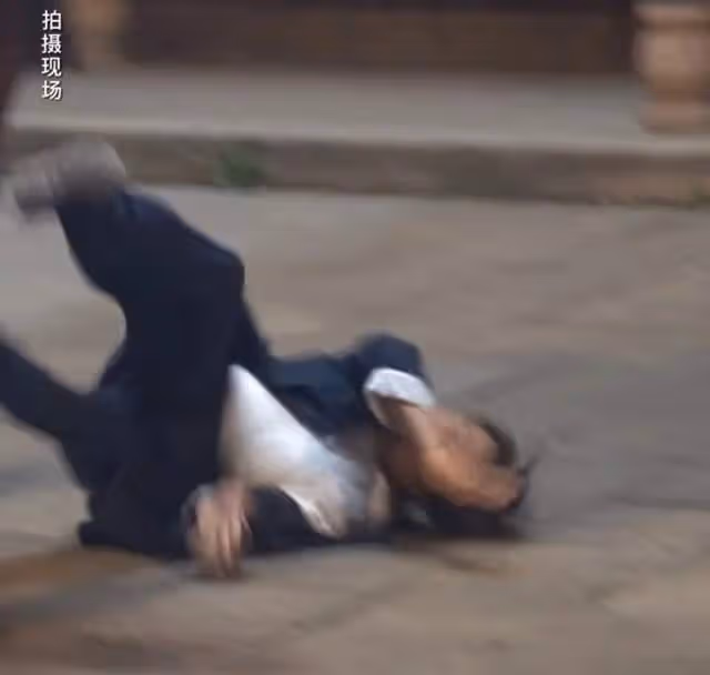 68歲成龍拍戲出意外!摔下馬頭撞水泥地,頭髮花白眼閃淚光仍強撐