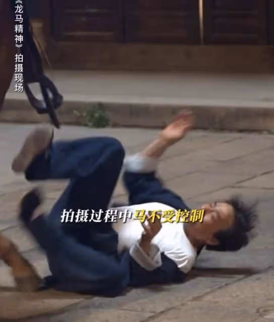 68歲成龍拍戲出意外!摔下馬頭撞水泥地,頭髮花白眼閃淚光仍強撐