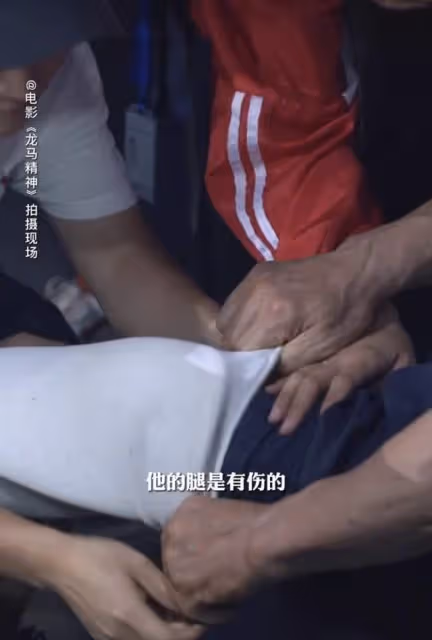 68歲成龍拍戲出意外！摔下馬頭撞水泥地，頭髮花白眼閃淚光仍強撐