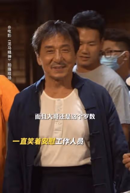 68歲成龍拍戲出意外！摔下馬頭撞水泥地，頭髮花白眼閃淚光仍強撐