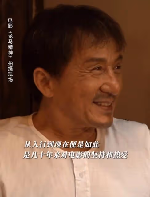 68歲成龍拍戲出意外！摔下馬頭撞水泥地，頭髮花白眼閃淚光仍強撐