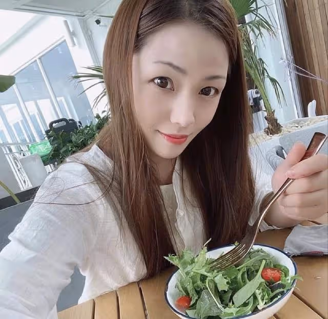 相差36歲父女戀！TVB知名老戲骨宣布將財產贈予女友，在今年完婚