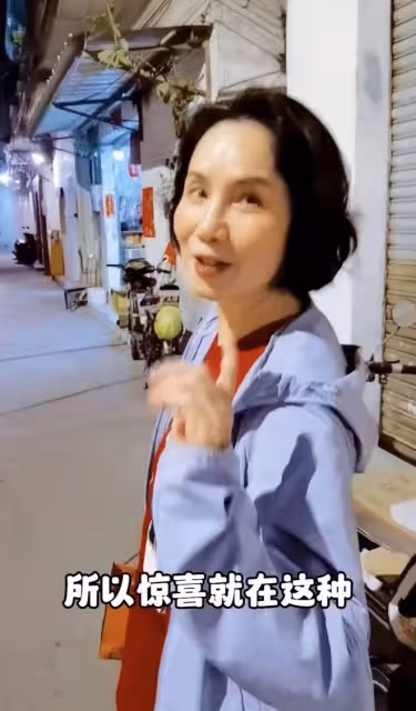 央視主播徐俐在順德逛路邊攤,深夜素顏走街串巷,打扮樸素沒架子