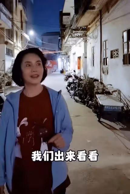 央視主播徐俐在順德逛路邊攤,深夜素顏走街串巷,打扮樸素沒架子