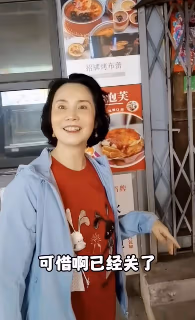 央視主播徐俐在順德逛路邊攤,深夜素顏走街串巷,打扮樸素沒架子