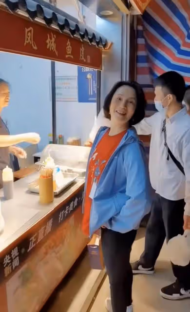 央視主播徐俐在順德逛路邊攤,深夜素顏走街串巷,打扮樸素沒架子