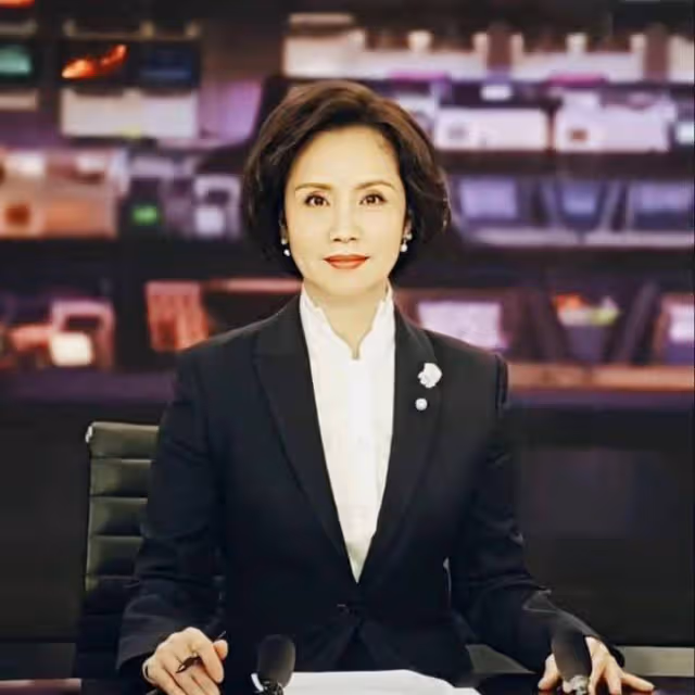 央視主播徐俐在順德逛路邊攤,深夜素顏走街串巷,打扮樸素沒架子