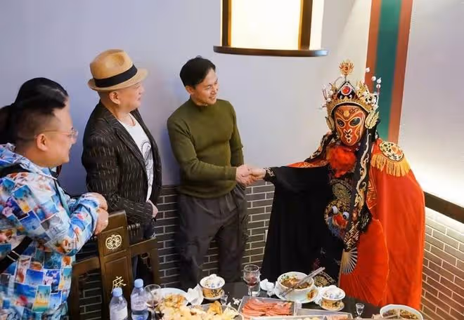 張智霖舅舅廣東撈金,72歲頭髮稀疏變化大,虧光積蓄後靠商演養老