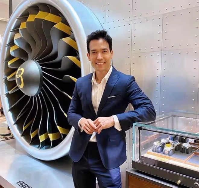 36歲男星宣布重當飛行員！曾是月薪20萬機長，卻慘遭航空公司裁員
