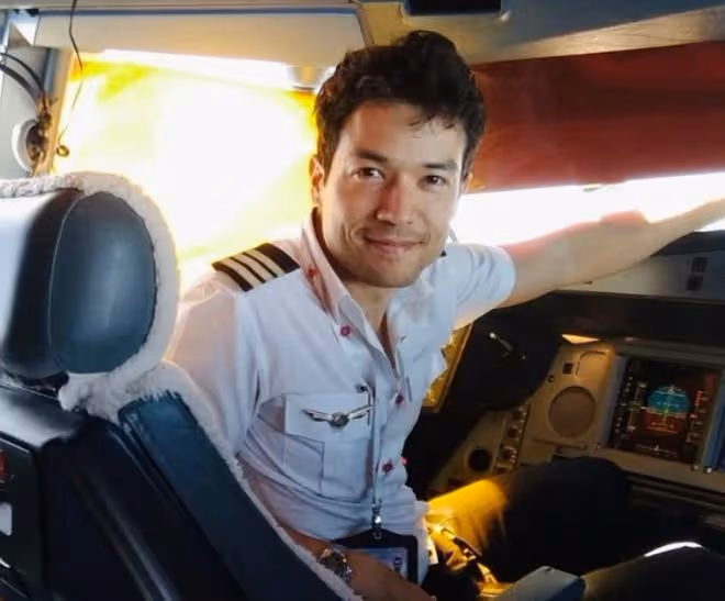 36歲男星宣布重當飛行員！曾是月薪20萬機長，卻慘遭航空公司裁員