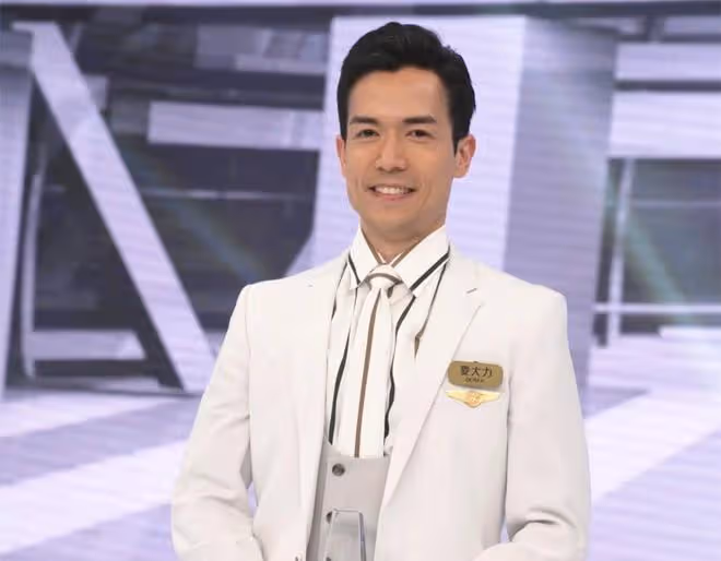 36歲男星宣布重當飛行員！曾是月薪20萬機長，卻慘遭航空公司裁員
