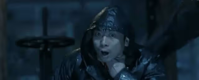 張譯新劇下排水渠找屍塊,雨夜屠夫一刀割喉,《他是誰》太敢拍了