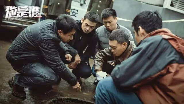 張譯新劇下排水渠找屍塊,雨夜屠夫一刀割喉,《他是誰》太敢拍了