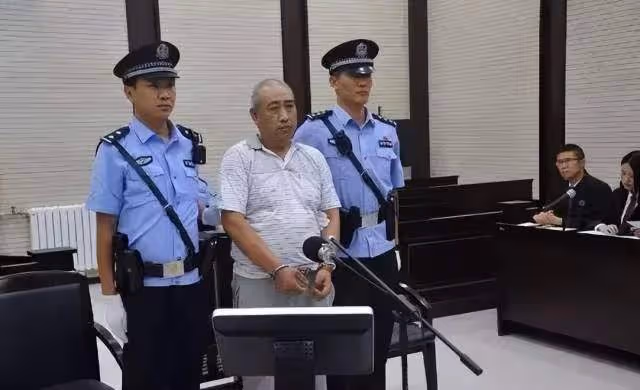 張譯新劇下排水渠找屍塊,雨夜屠夫一刀割喉,《他是誰》太敢拍了