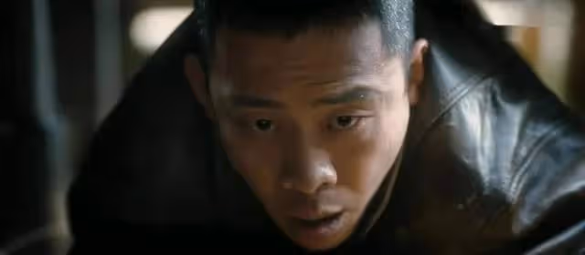 張譯新劇下排水渠找屍塊,雨夜屠夫一刀割喉,《他是誰》太敢拍了