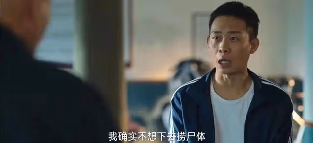 張譯新劇下排水渠找屍塊,雨夜屠夫一刀割喉,《他是誰》太敢拍了