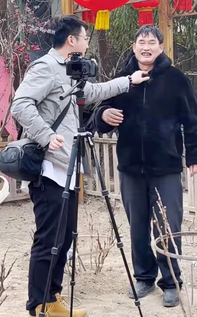 大衣哥教美女徒弟彈古箏,女徒弟貼心打節拍,不忘誇讚師傅:真棒