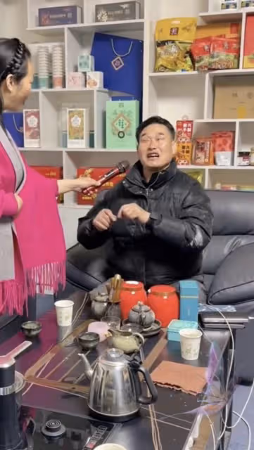 大衣哥教美女徒弟彈古箏,女徒弟貼心打節拍,不忘誇讚師傅:真棒