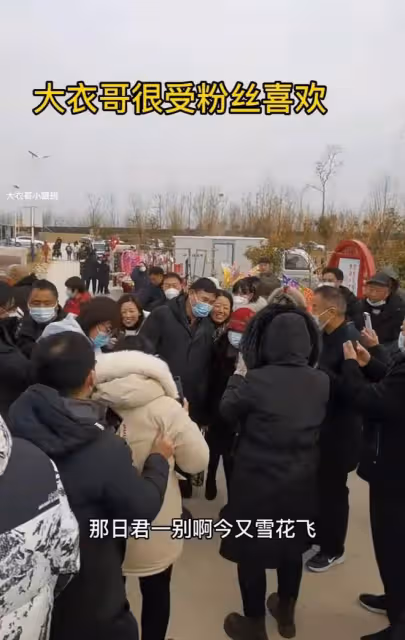 大衣哥教美女徒弟彈古箏,女徒弟貼心打節拍,不忘誇讚師傅:真棒
