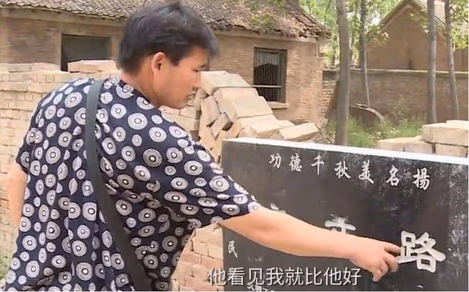 大衣哥教美女徒弟彈古箏,女徒弟貼心打節拍,不忘誇讚師傅:真棒