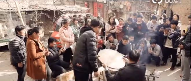大衣哥教美女徒弟彈古箏,女徒弟貼心打節拍,不忘誇讚師傅:真棒