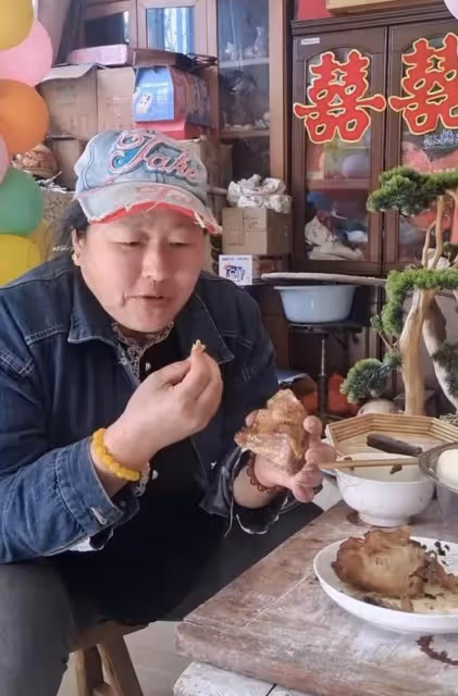 大衣哥教美女徒弟彈古箏,女徒弟貼心打節拍,不忘誇讚師傅:真棒