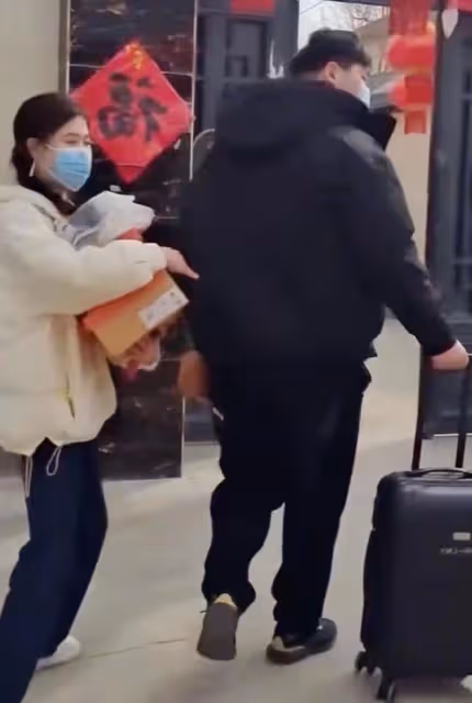 大衣哥教美女徒弟彈古箏,女徒弟貼心打節拍,不忘誇讚師傅:真棒