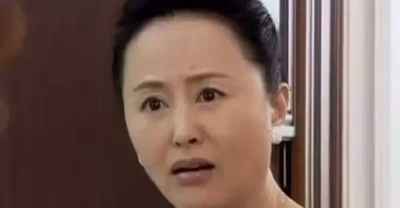 八旬老人穿壽衣不肯咽氣，三個兒媳指鼻子罵，孫子指指窗外，蒙住！