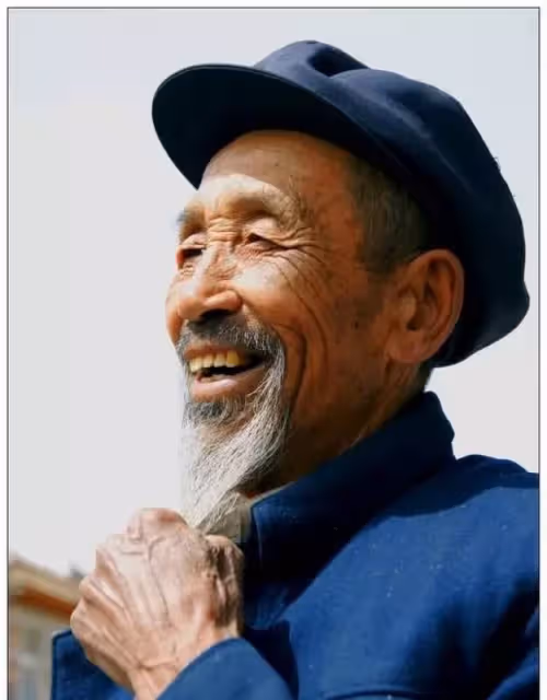 八旬老人穿壽衣不肯咽氣,三個兒媳指鼻子罵,孫子指指窗外,蒙住!