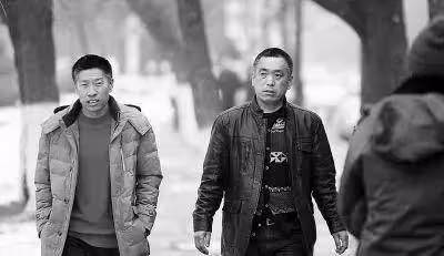 八旬老人穿壽衣不肯咽氣,三個兒媳指鼻子罵,孫子指指窗外,蒙住!