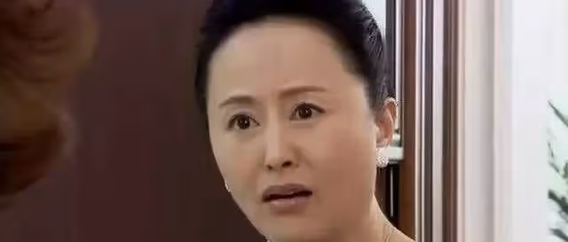 八旬老人穿壽衣不肯咽氣,三個兒媳指鼻子罵,孫子指指窗外,蒙住!