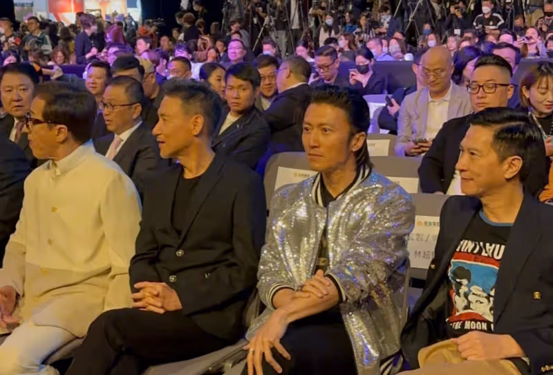 舊愛名場面又來了!陳偉霆阿Sa同框,男方臨陣脫逃,女方尷尬撞衫