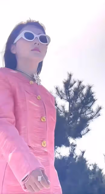 嘎子老婆滿身奢侈品,秀逆天長腿似超模,男方回鄉干農活身材消瘦