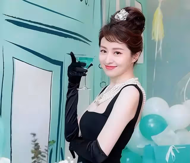 前TVB港姐嫁富商住4000尺豪宅,為女兒慶生,狀態曝光不輸少女