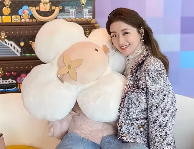 前TVB港姐嫁富商住4000尺豪宅,為女兒慶生,狀態曝光不輸少女