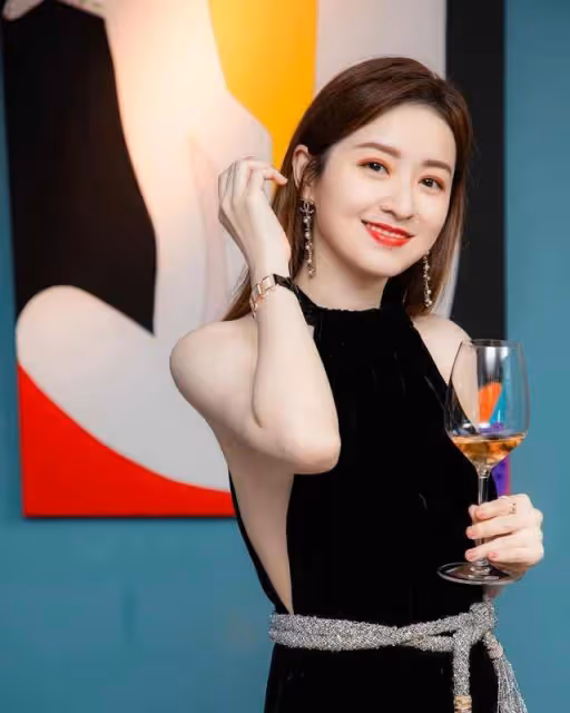 前TVB港姐嫁富商住4000尺豪宅,為女兒慶生,狀態曝光不輸少女