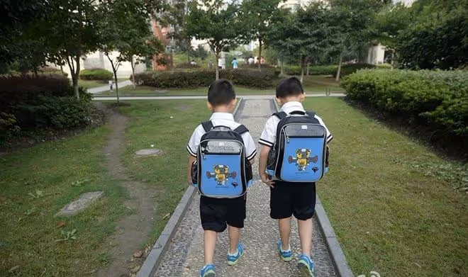 一家三口旅遊遇到一個和兒子長得一樣的男孩，媽媽痛哭：一起回家