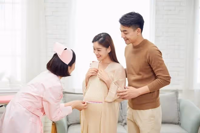 一家三口旅遊遇到一個和兒子長得一樣的男孩，媽媽痛哭：一起回家