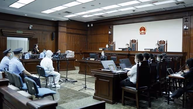 一家三口旅遊遇到一個和兒子長得一樣的男孩，媽媽痛哭：一起回家