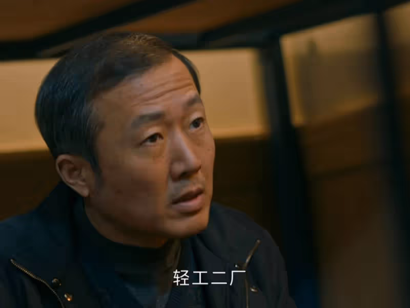 《他是誰》更新6集，劇中3次反轉！神秘人終於露出破綻