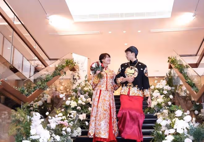 32歲港星娶日本女演員,新娘入鄉隨俗穿中式禮服,戴滿金器顯貴氣