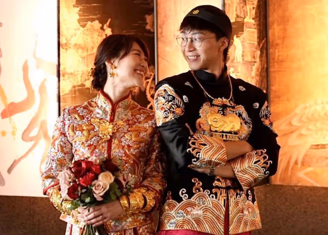 32歲港星娶日本女演員,新娘入鄉隨俗穿中式禮服,戴滿金器顯貴氣