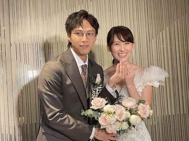 32歲港星娶日本女演員,新娘入鄉隨俗穿中式禮服,戴滿金器顯貴氣