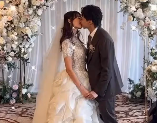 32歲港星娶日本女演員,新娘入鄉隨俗穿中式禮服,戴滿金器顯貴氣