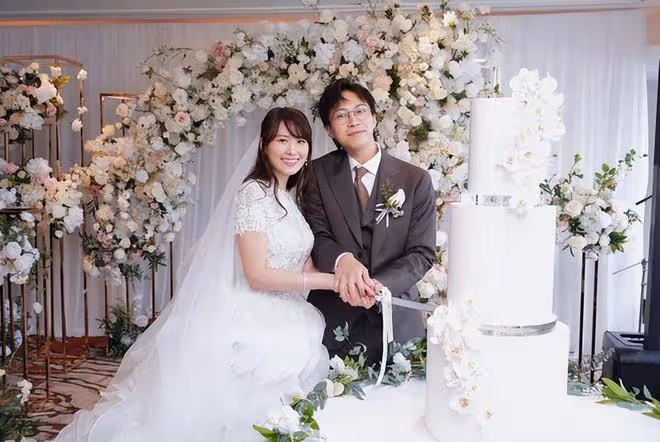 32歲港星娶日本女演員,新娘入鄉隨俗穿中式禮服,戴滿金器顯貴氣