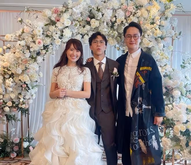 32歲港星娶日本女演員,新娘入鄉隨俗穿中式禮服,戴滿金器顯貴氣
