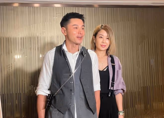 32歲港星娶日本女演員,新娘入鄉隨俗穿中式禮服,戴滿金器顯貴氣