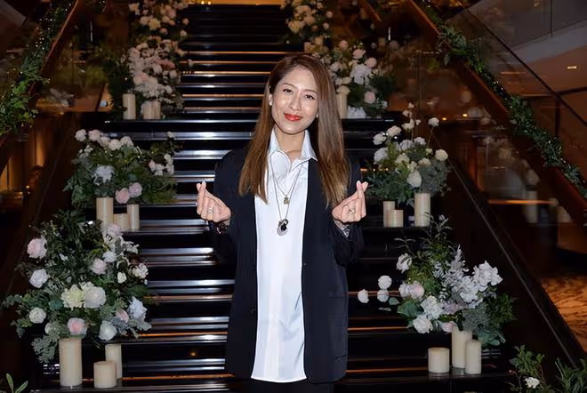 32歲港星娶日本女演員,新娘入鄉隨俗穿中式禮服,戴滿金器顯貴氣
